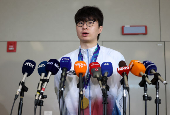 12년 만에 아시안게임 금메달을 획득한 남자 농구대표팀 이현중이 21일 인천공항을 통해 귀국한 뒤 취재진과 인터뷰를 하고 있다. 2026.9.21  연합뉴스