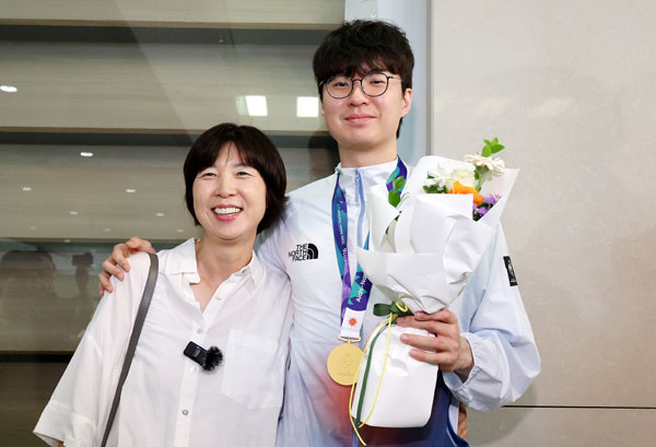 12년 만에 아시안게임 금메달을 획득한 남자 농구대표팀의 이현중이 21일 인천공항을 통해 귀국한 뒤 어머니 성정아 대한민국 농구협회 이사와 환하게 웃고 있다. 2026.9.21 뉴스1