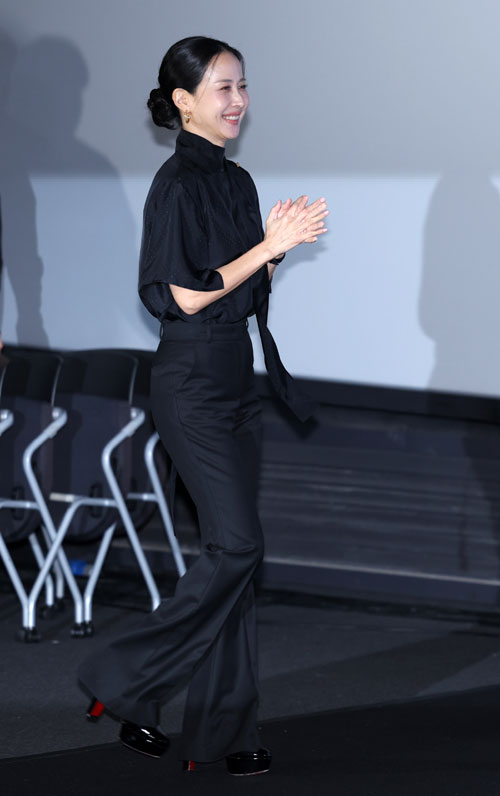 배우 조여정이 21일 서울 용산구 CGV용산아이파크몰에서 열린 영화 ‘가능한 사랑’ 언론시사회에서 포즈를 취하고 있다. 2026.09.21. 뉴시스