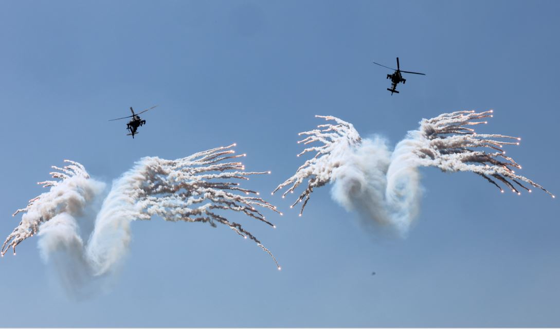 기동시범 선보이는 AH-64E