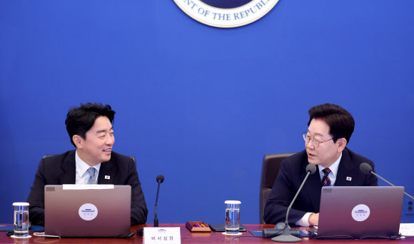 강훈식 비서실장 바라보는 이재명 대통령
