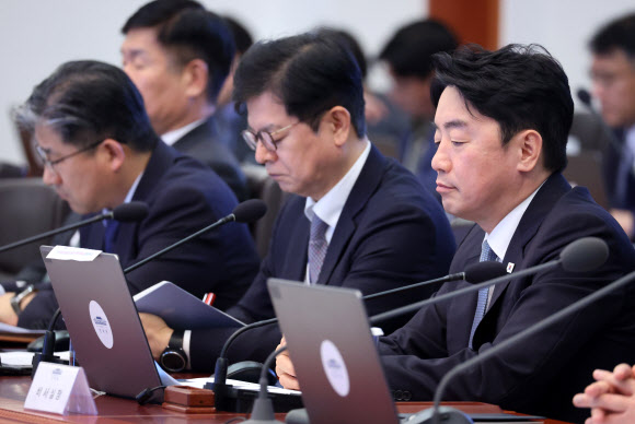 이재명 대통령 발언 듣는 강훈식 비서실장
