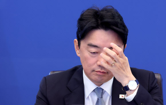 이재명 대통령 발언 듣는 강훈식 비서실장