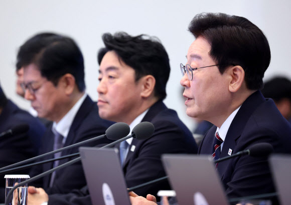 수석보좌관회의 주재하는 이재명 대통령