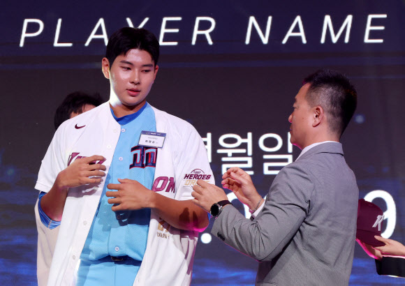 21일 서울 롯데호텔 월드에서 열린 2027 KBO 신인 드래프트.  전체 1순위로 키움 히어로즈의 지명을 받은 부산고 하현승이 유니폼을 받아 입고 있다. 2026.9.21  연합뉴스