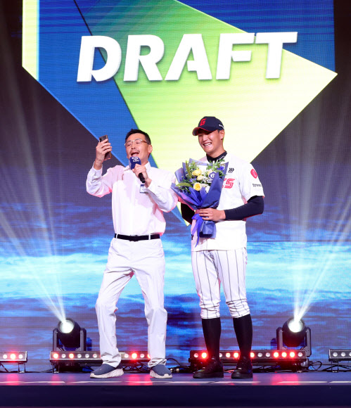 21일 서울 롯데호텔 월드에서 열린 2027 KBO 신인 드래프트.   1라운드 4순위로 롯데 자이언츠 지명을 받은 서울디자인고 박근서의 아버지가 기쁨을 노래와 춤으로 표현하고 있다. 2026.9.21  연합뉴스