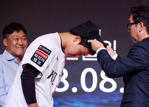 21일 서울 롯데호텔 월드에서 열린 2027 KBO 신인 드래프트.  1라운드 5순위로 kt 위즈에  지명된 유신고 이승원이 유니폼과 모자를 받고 있다. 2026.9.21  연합뉴스
