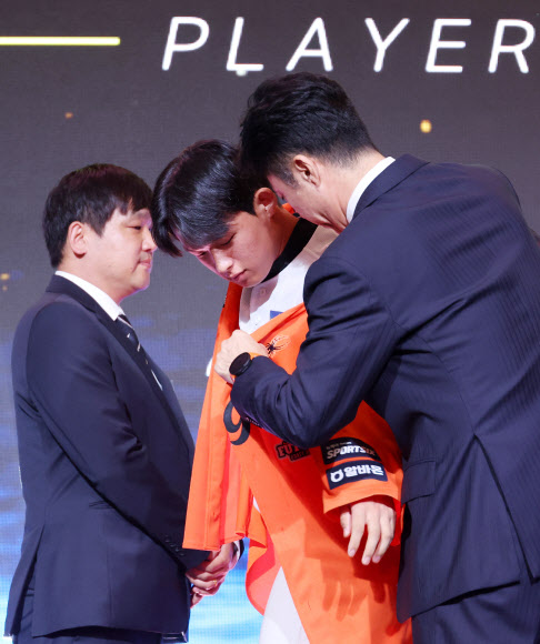 21일 서울 롯데호텔 월드에서 열린 2027 KBO 신인 드래프트.  1라운드 9순위로 한화 이글스 지명을 받은 설악고 민주홍이 유니폼을 받아 입고 있다. 2026.9.21  연합뉴스