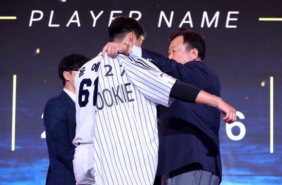 21일 서울 롯데호텔 월드에서 열린 2027 KBO 신인 드래프트.  1라운드 10순위로 LG 트윈스 지명을 받은 인창고 윤예성이 유니폼을 받아 입고 있다. 2026.9.21  연합뉴스