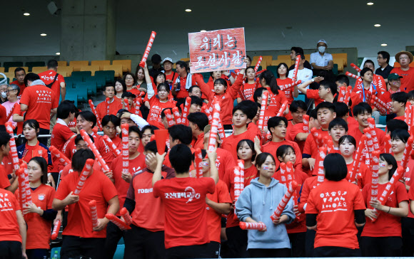 21일 일본 시즈오카현 후쿠로이의 시즈오카 스타디움 에코파에서 열린 2026 아이치·나고야 아시안게임 여자 축구 조별리그 대한민국과 북한의 경기. 관중석에서 북한 응원단이 응원전을 펼치고 있다. 2026.9.21  연합뉴스