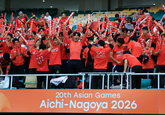 21일 일본 시즈오카현 후쿠로이의 시즈오카 스타디움 에코파에서 열린 2026 아이치·나고야 아시안게임 여자 축구 조별리그 대한민국과 북한의 경기. 관중석에서 북한 응원단이 응원전을 펼치고 있다. 2026.9.21  연합뉴스