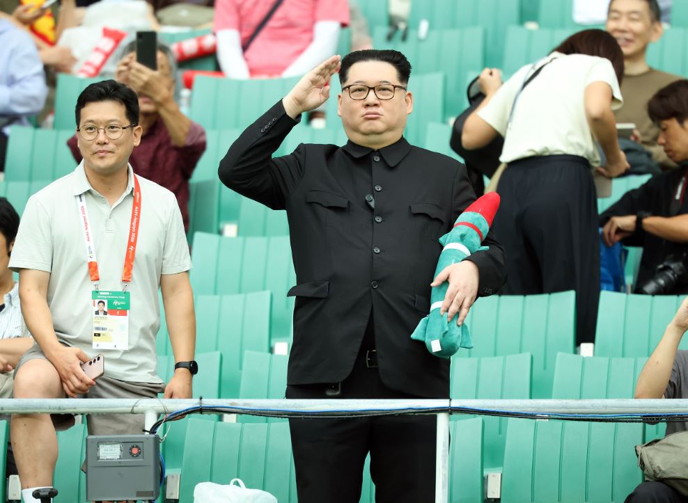 남북 축구장 등장한 인플루언서 하워드 리