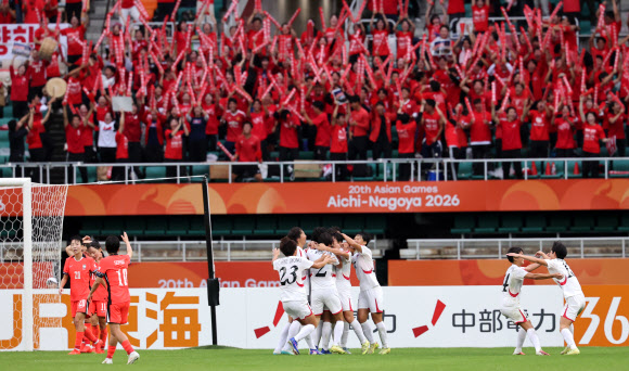 21일 일본 시즈오카현 후쿠로이의 시즈오카 스타디움 에코파에서 열린 2026 아이치·나고야 아시안게임 여자 축구 조별리그 대한민국과 북한의 경기. 북한 채은영이 선취점을 넣고 팀 동료들과 환호하고 있다.  2026.9.21  연합뉴스