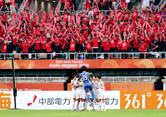 21일 일본 시즈오카현 후쿠로이의 시즈오카 스타디움 에코파에서 열린 2026 아이치·나고야 아시안게임 여자 축구 조별리그 대한민국과 북한의 경기. 북한 채은영이 선취점을 넣고 팀동료들과 환호하고 있다. 2026.9.21  연합뉴스