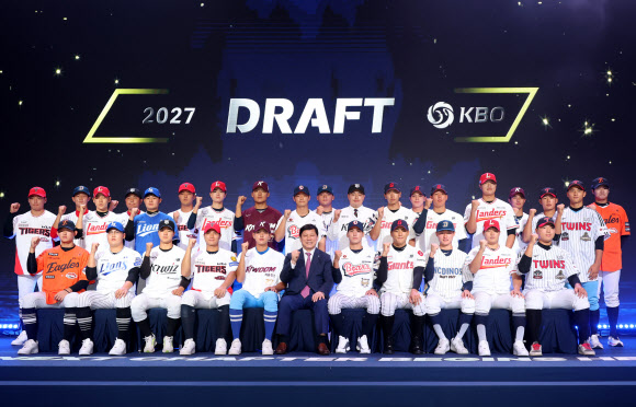 21일 서울 롯데호텔 월드에서 열린 2027 KBO 신인 드래프트에서 지명을 받은 선수들과 허구연 KBO 총재가 기념촬영을 하고 있다. 2026.9.21  연합뉴스
