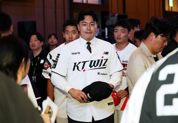 21일 서울 롯데호텔 월드에서 열린 2027 KBO 신인 드래프트.  2라운드에서 kt 위즈의 지명을 받은 최지만이 유니폼을 입고 무대 위로 걸어가고 있다. 2026.9.21  연합뉴스