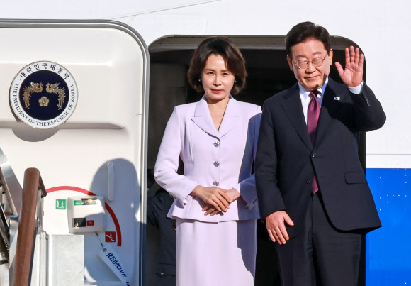 환송객 향해 인사하는 이재명 대통령