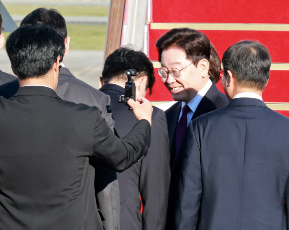 강훈식 비서실장과 인사하는 이재명 대통령