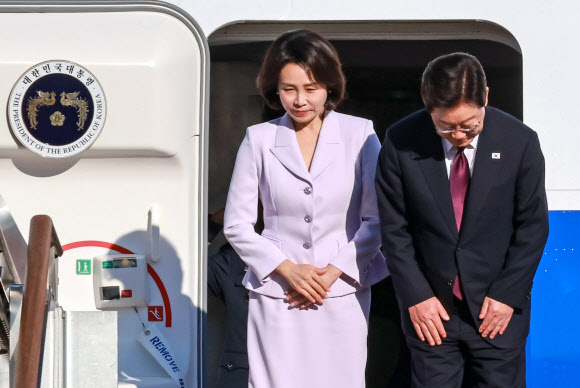 환송객 향해 인사하는 이재명 대통령