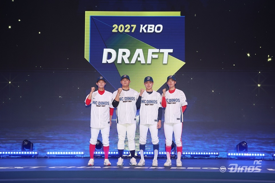 2027 KBO리그 신인 드래프트에서 NC의 지명을 받은 선수들이 기념사진을 찍고 있다.   NC 다이노스 제공