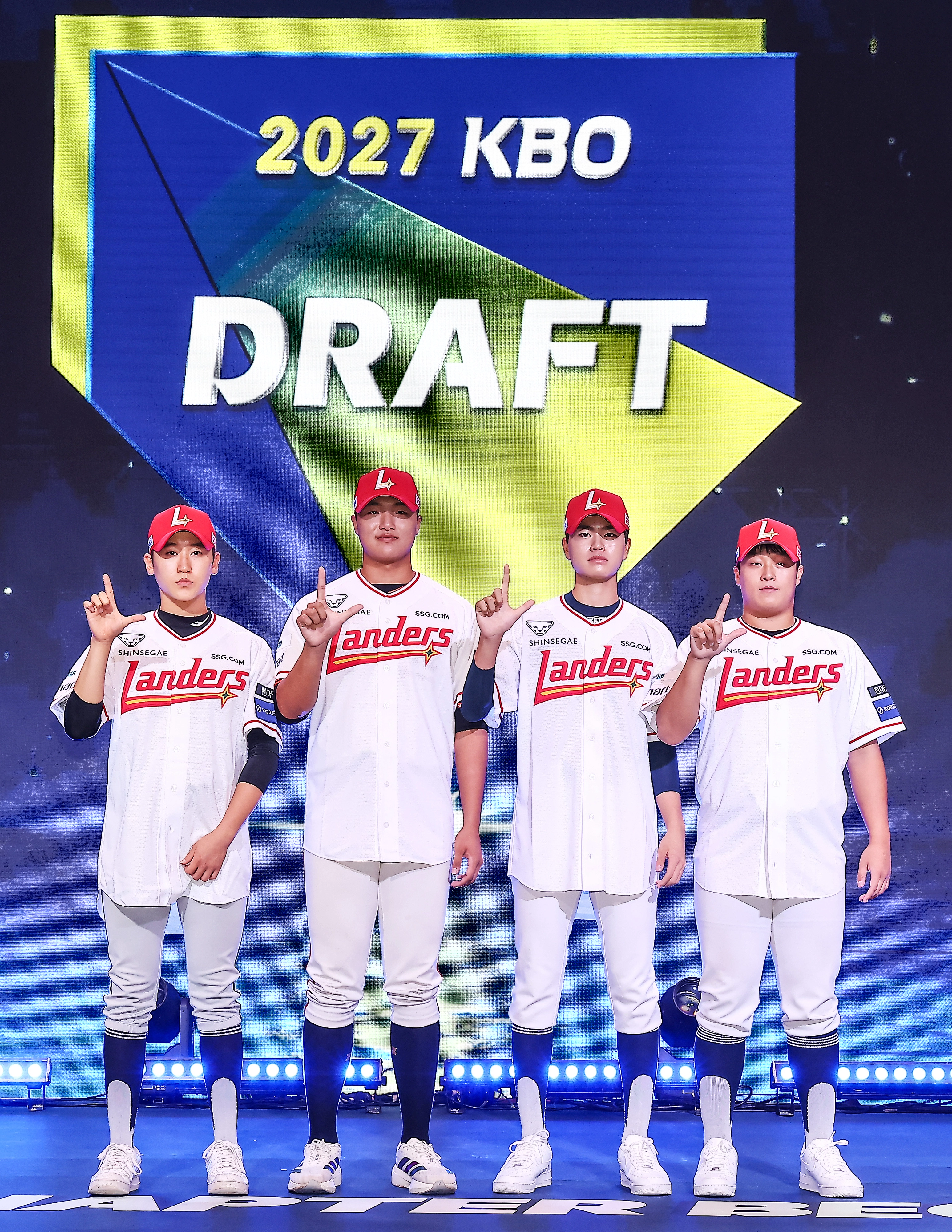 2027 KBO리그 신인 드래프트에서 SSG의 지명을 받은 선수들이 기념사진을 찍고 있다.   SSG 랜더스 제공