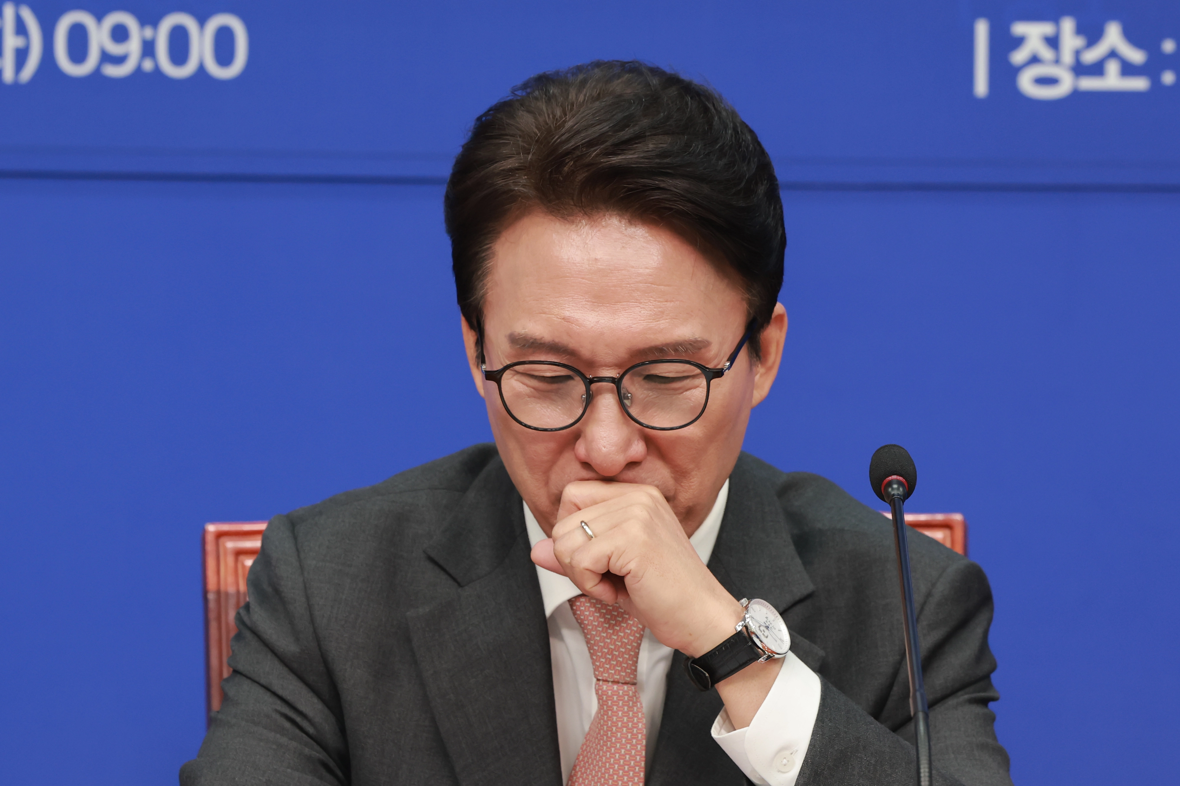 자료 살피는 민주당 김민석 대표김민석 더불어민주당 대표가 22일 국회에서 열린 민주당 동물과더불어TF 출범식에 참석해 자료를 살피고 있다. 2026.9.22 연합뉴스