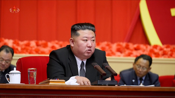 김정은, 당 제3차 선전부문일군강습회 폐강식서 연설