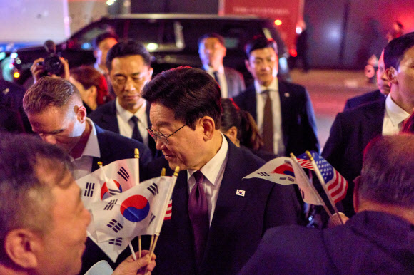 유엔총회 참석차 미국 뉴욕을 방문한 이재명 대통령 부부가 21일(현지시간) 코리아타운을 방문해 시민들과 인사를 하고 있다. 2026.9.22. 공동취재 제공