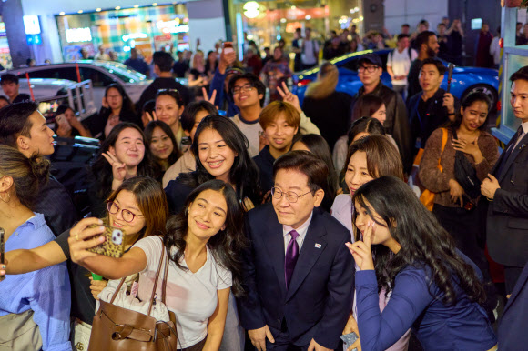 유엔총회 참석차 미국 뉴욕을 방문한 이재명 대통령 부부가 21일(현지시간) 코리아타운을 방문해 시민들과 기념촬영을 하고 있다. 2026.9.22. 공동취재 제공
