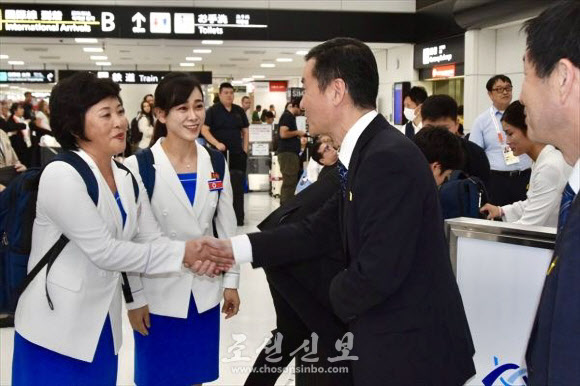 나리타공항 도착한 북한 다이빙 선수단