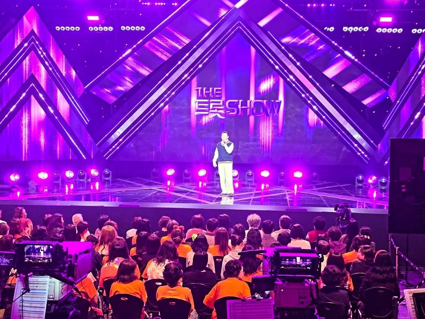 MC 딩동이 SBS라이프 예능 ‘더트롯쇼’ 녹화장 무대에 올라 방청객들 앞에서 이야기하고 있다. MC 딩동 인스타그램 캡처