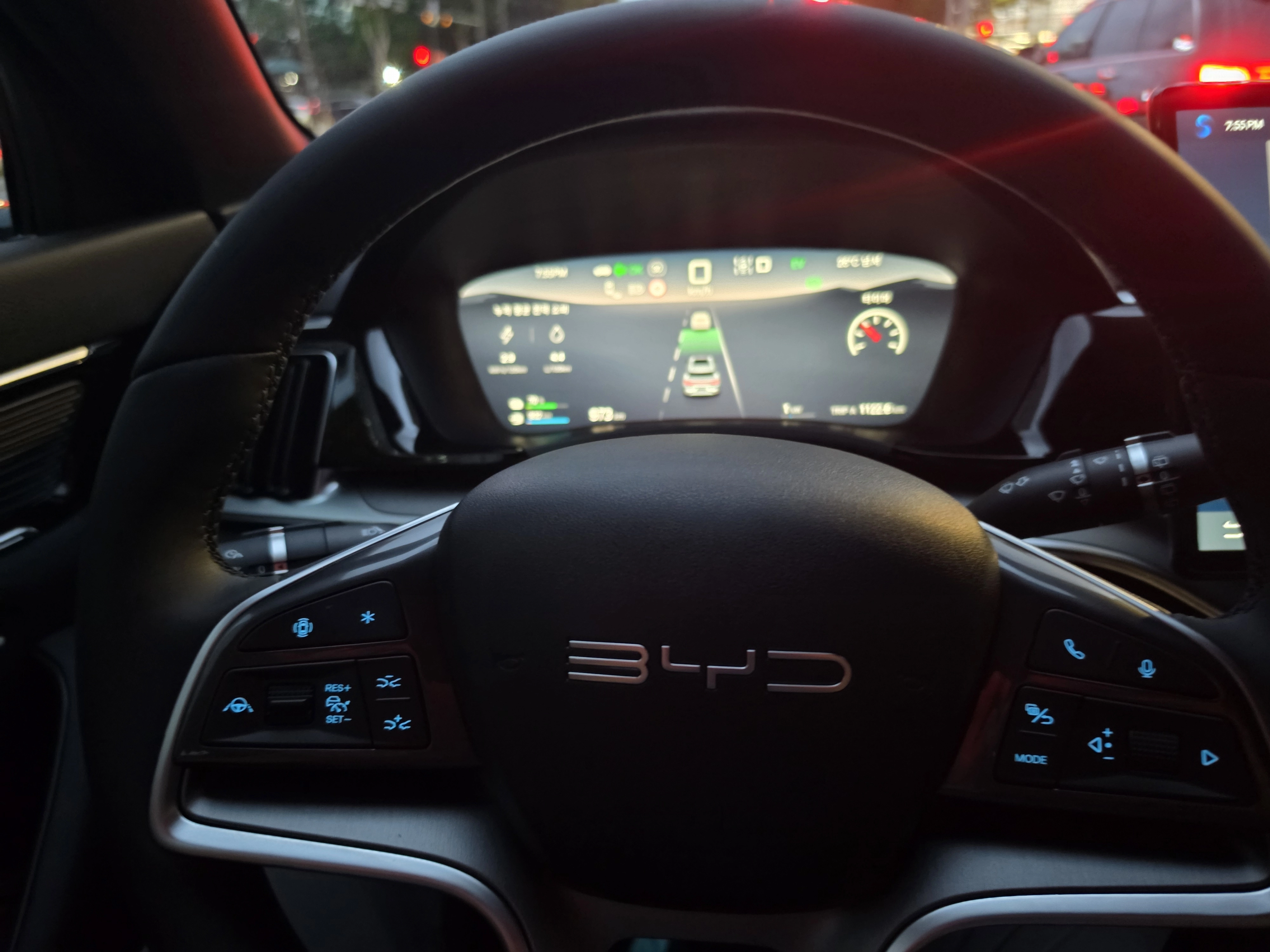 BYD ‘씨라이언 6 DM-i’ 운전대 너머로 보이는 계기판의 주행 화면.
하종훈 기자
