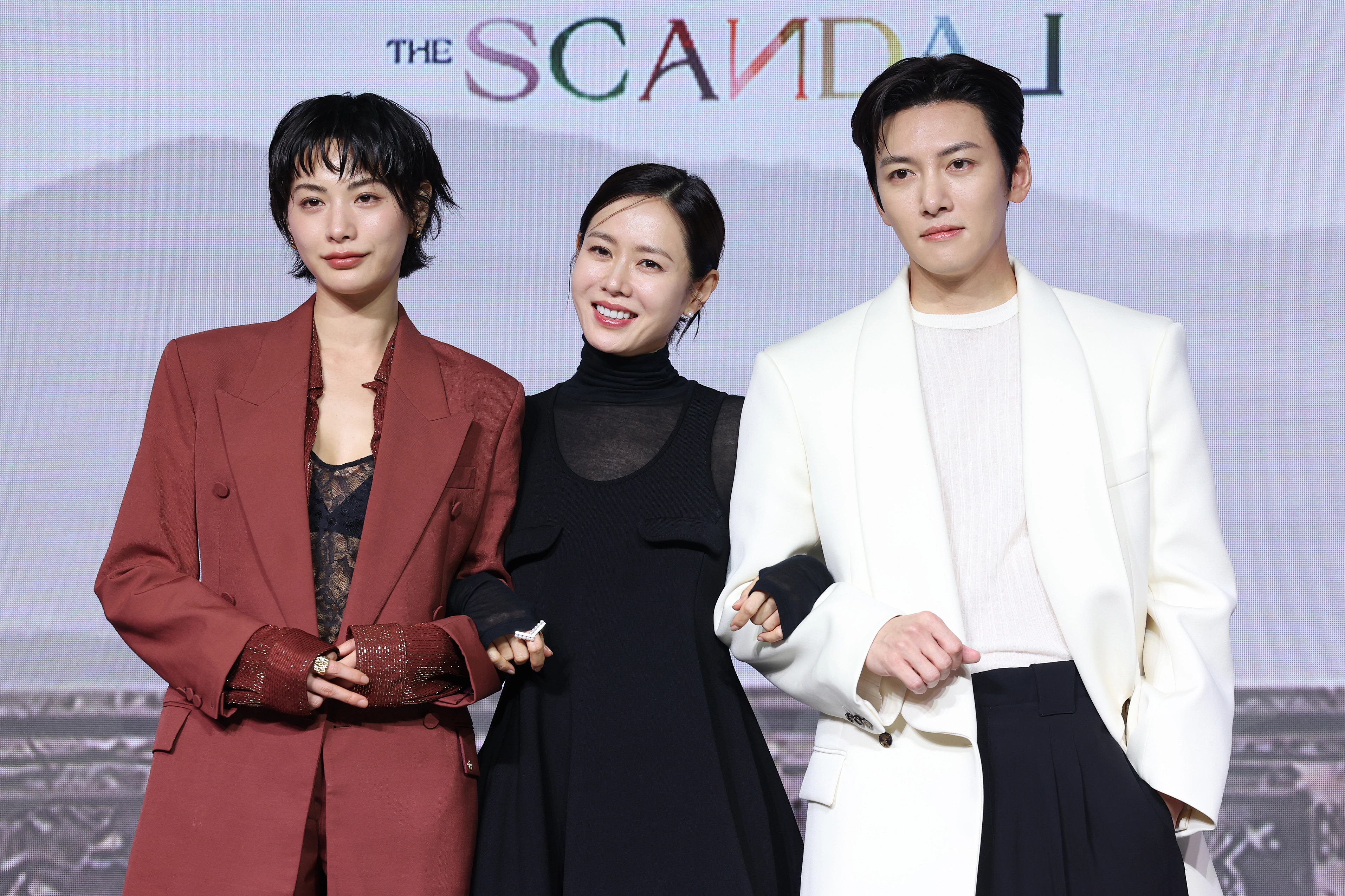 9일 서울 종로구 JW메리어트동대문스퀘어에서 열린 넷플릭스 새 시리즈 ‘스캔들’ 제작발표회에서 배우들이 포즈를 취하고 있다. 왼쪽부터 나나, 손예진, 지창욱. 2026.9.9. 연합뉴스