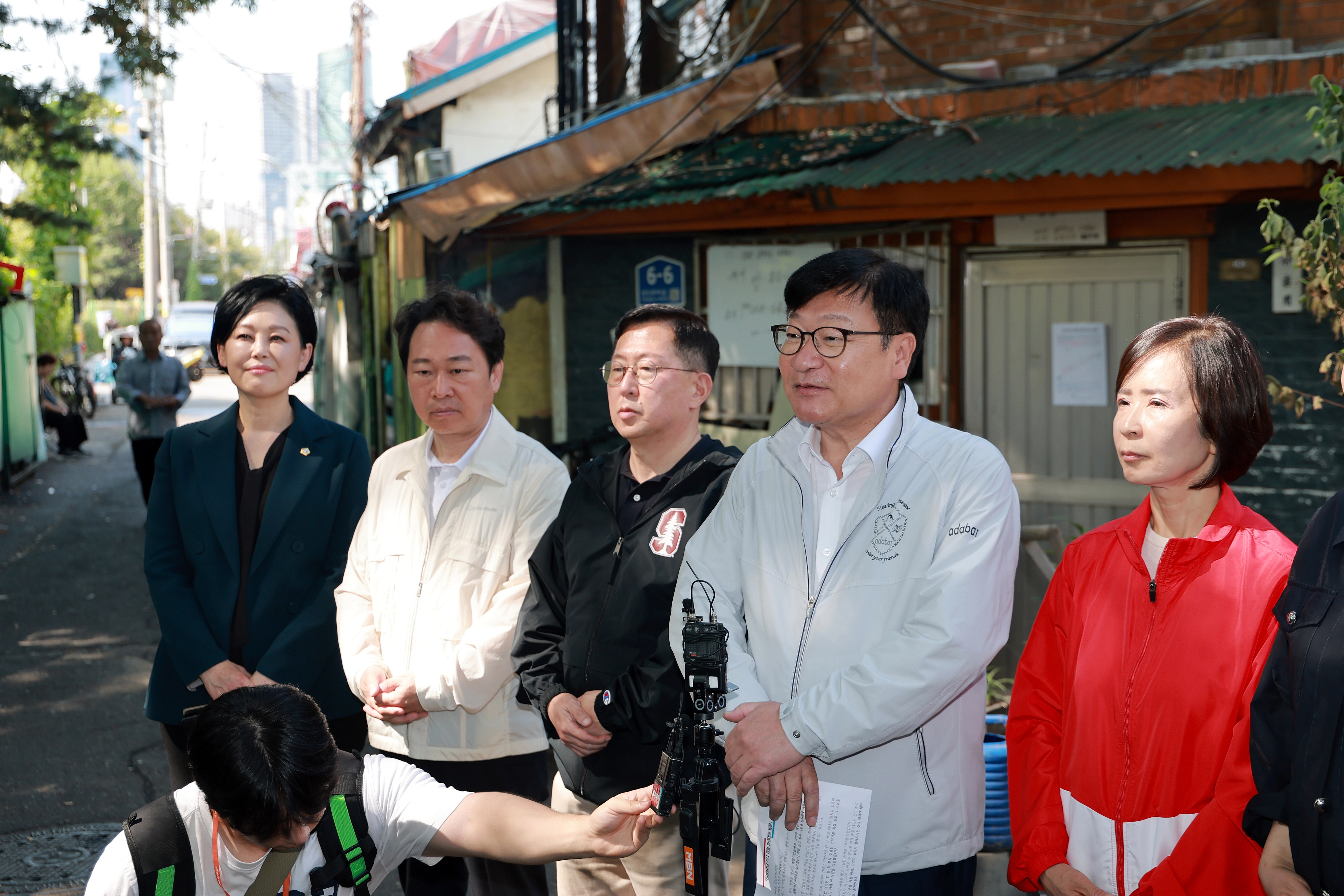 국민의힘 정점식 원내대표가 추석 연휴를 하루 앞둔 23일 서울 영등포 쪽방촌을 방문한 뒤 백브리핑하고 있다. 연합뉴스