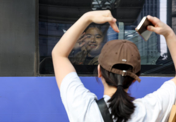 추석을 앞둔 23일 서울역에서 할머니 댁에 가기 위해 열차에 탑승한 어린이가 배웅 나온 엄마와 인사하고 있다. 2026.9.23 연합뉴스