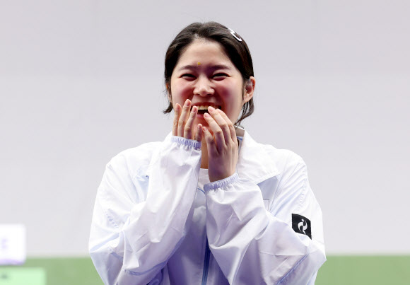 23일 일본 아이치현 종합 사격장에서 열린 2026 아이치·나고야 아시안게임 사격 여자 10m 공기권총 결선에서 금메달을 획득한 추가은이 시상대에 올라 환하게 웃고 있다. 2026.9.23  연합뉴스