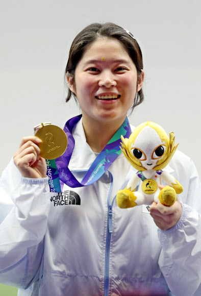 23일 일본 아이치현 종합 사격장에서 열린 2026 아이치·나고야 아시안게임 사격 여자 10m 공기권총 결선에서 추가은이 금메달을 목에 걸고 환하게 웃고 있다. 2026.9.23  연합뉴스