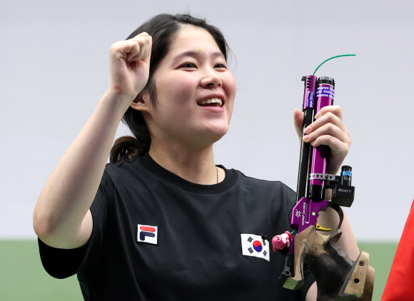 23일 일본 아이치현 종합 사격장에서 열린 2026 아이치·나고야 아시안게임 사격 여자 10m 공기권총 결선에서 추가은이 금메달을 차지한 뒤 활짝 웃고 있다.  2026.9.23  연합뉴스