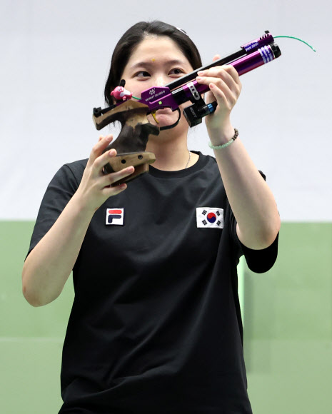 23일 일본 아이치현 종합 사격장에서 열린 2026 아이치·나고야 아시안게임 사격 여자 10m 공기권총 결선에서 추가은이 금메달을 차지한 뒤 총을 들어 보이고 있다. 2026.9.23  연합뉴스