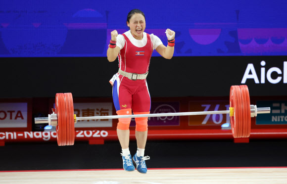 23일 일본 나고야 중소기업진흥회관에서 열린 2026 아이치?나고야 아시안게임 역도 여자 49㎏ 결승에서 북한 리성금이 용상 2차 시기에서 121kg을 들어 올리며 세계 신기록을 달성한 뒤 기뻐하고 있다. 2026.9.23 연합뉴스