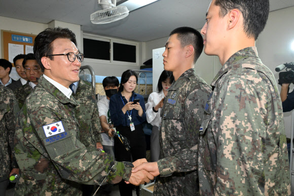 더불어민주당 김민석 대표가 23일 경기도 김포 인근의 공군 8542부대를 방문해 전입 신병들과 악수하고 있다. 2026.9.23  국회사진기자단
