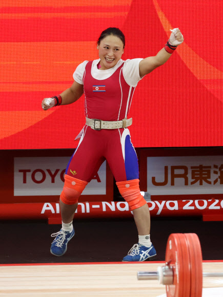 23일 일본 나고야 중소기업진흥회관에서 열린 2026 아이치?나고야 아시안게임 역도 여자 49㎏ 결승에서 북한 리성금이 용상 2차 시기에서 121kg을 들어 올리며 세계 신기록을 달성한 뒤 기뻐하고 있다. 2026.9.23 연합뉴스