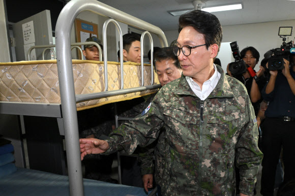 더불어민주당 김민석 대표 등이 23일 경기도 김포 인근의 공군 8542부대를 방문해 새내기 생활관 환경을 보고 있다. 2026.9.23  국회사진기자단