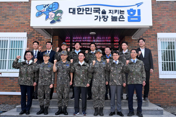 더불어민주당 김민석 대표가 23일 오후 경기 김포시 공군3미사일방어여단 예하부대를 방문해 장병들과 기념촬영을 하고 있다. 2026.9.23  국회사진기자단