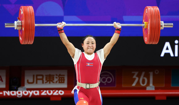 23일 일본 나고야 중소기업진흥회관에서 열린 2026 아이치?나고야 아시안게임 역도 여자 49㎏ 결승에서 북한 리성금이 용상 2차 시기에서 121kg을 들어 올리고 있다. 리성금은 인상 2차 시기 94kg, 용상 2차 시기 121kg를 성공하며 총합 215kg으로 금메달을 획득했다. 2026.9.23 연합뉴스