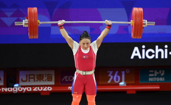 23일 일본 나고야 중소기업진흥회관에서 열린 2026 아이치?나고야 아시안게임 역도 여자 49㎏ 결승에서 북한 리성금이 용상 2차 시기에서 121kg을 들어 올리고 있다. 리성금은 인상 2차 시기 94kg, 용상 2차 시기 121kg를 성공하며 총합 215kg으로 금메달을 획득했다. 2026.9.23 연합뉴스