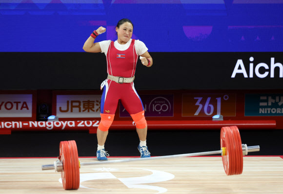 23일 일본 나고야 중소기업진흥회관에서 열린 2026 아이치?나고야 아시안게임 역도 여자 49㎏ 결승에서 북한 리성금이 용상 2차 시기에서 121kg을 들어 올리며 세계 신기록을 달성, 금메달을 획득한 뒤 기뻐하고 있다. 리성금은 인상 2차 시기 94kg, 용상 2차 시기 121kg를 성공하며 총합 215kg으로 금메달을 획득했다. 2026.9.23 연합뉴스