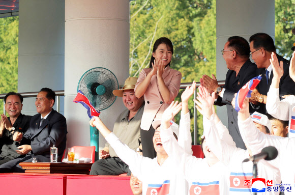 김정은, 미사일총국-제2경제위원회 사이 축구경기 관람