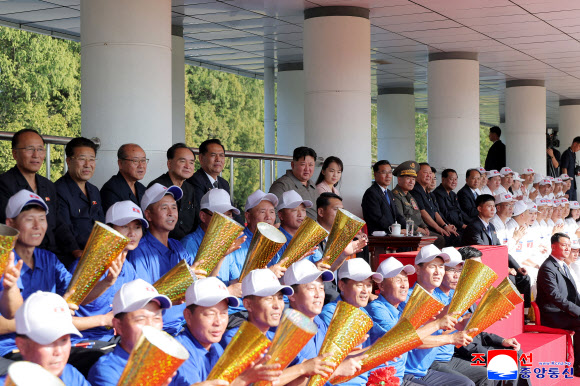 김정은, 미사일총국-제2경제위원회 사이 축구경기 관람