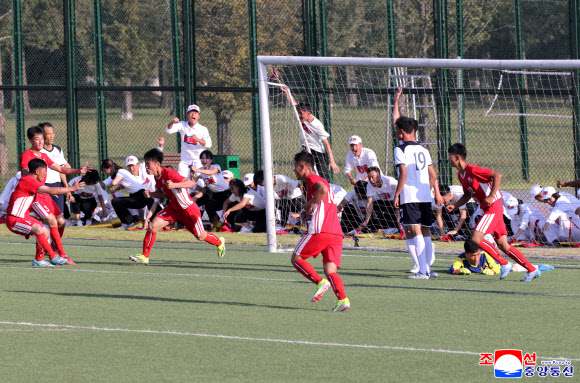 김정은, 미사일총국-제2경제위원회 사이 축구경기 관람
